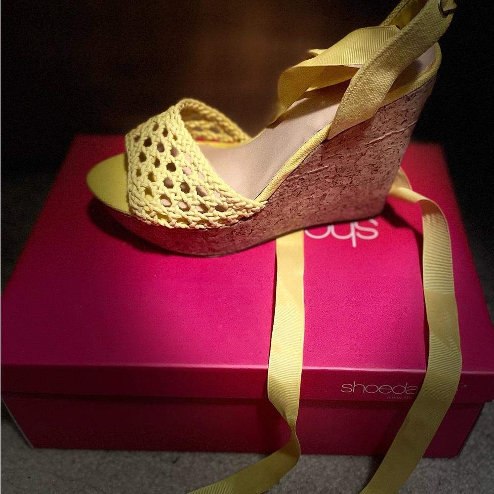 Yellow wedges